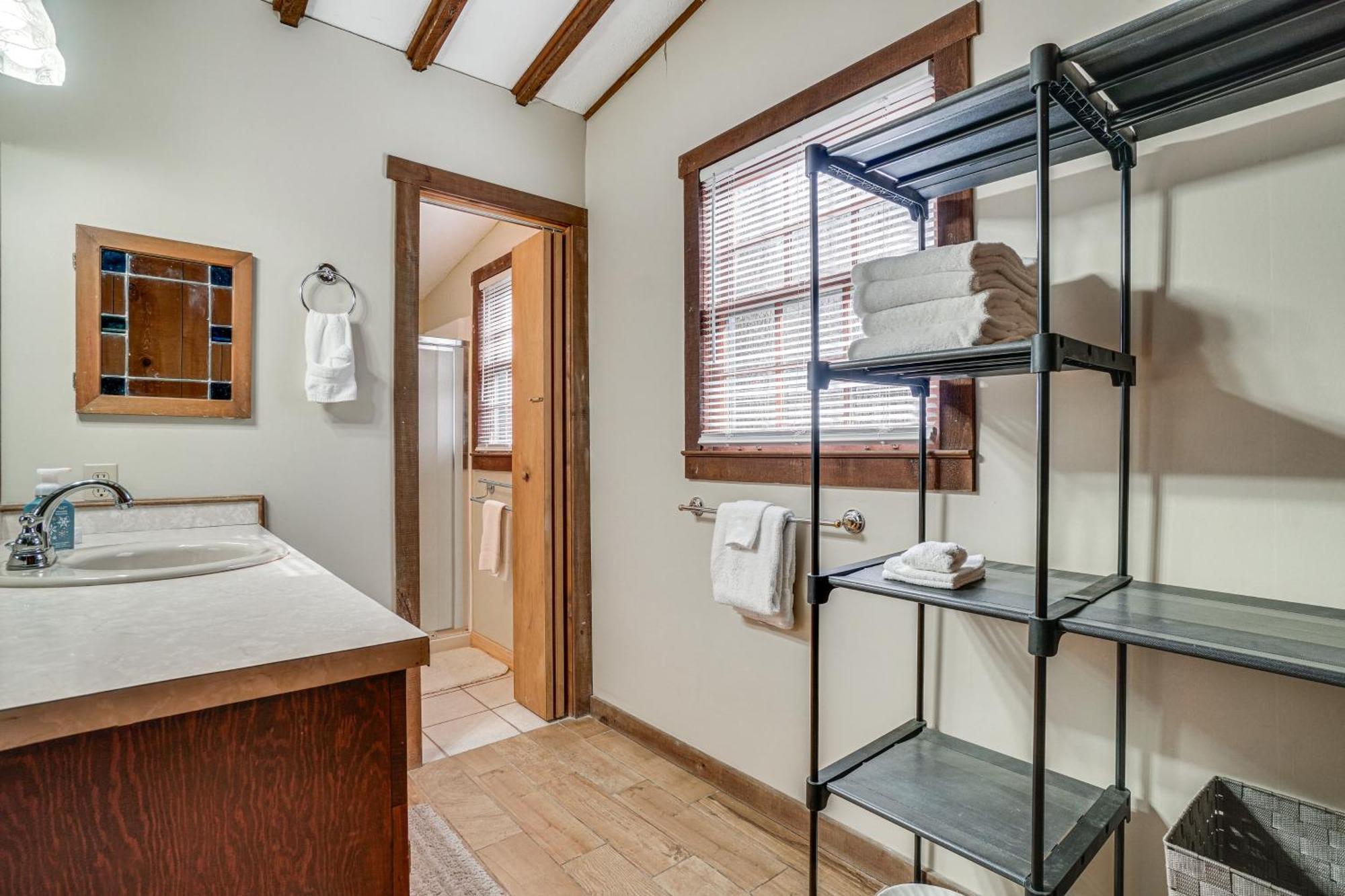 Charming Cabin With Fire Pit And Decks About 7 Mi To Helen Sautee Nacoochee Екстериор снимка