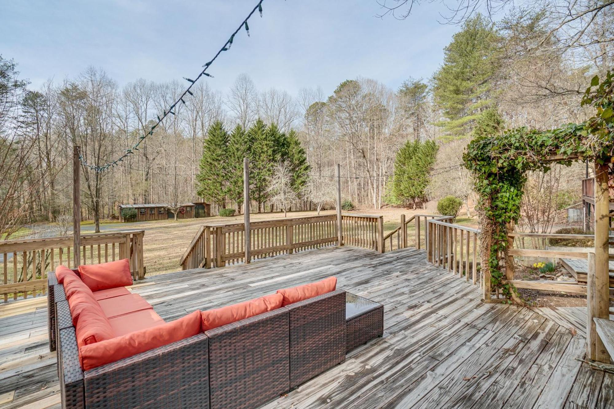Charming Cabin With Fire Pit And Decks About 7 Mi To Helen Sautee Nacoochee Екстериор снимка